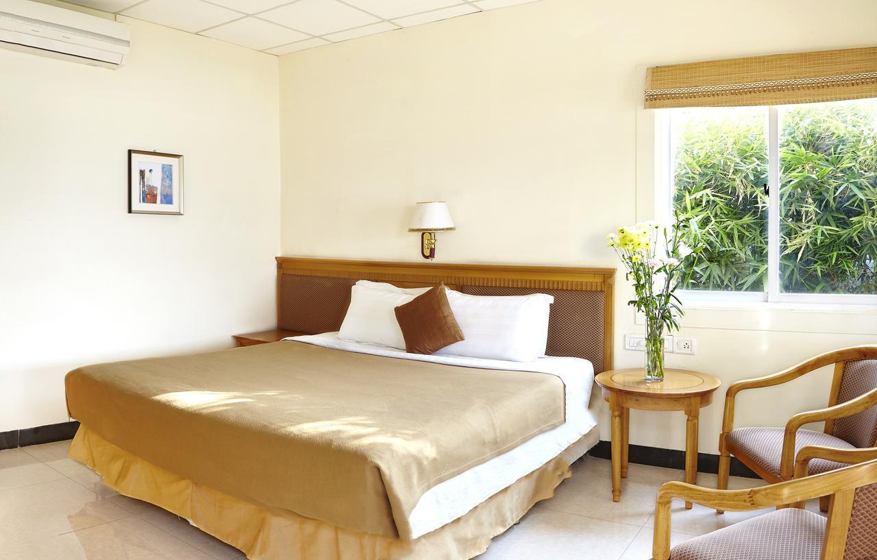 Savana Lake Resort Nashik Buitenkant foto