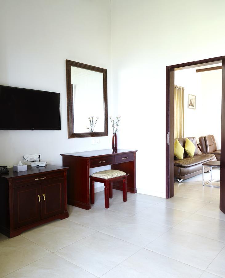 Savana Lake Resort Nashik Buitenkant foto