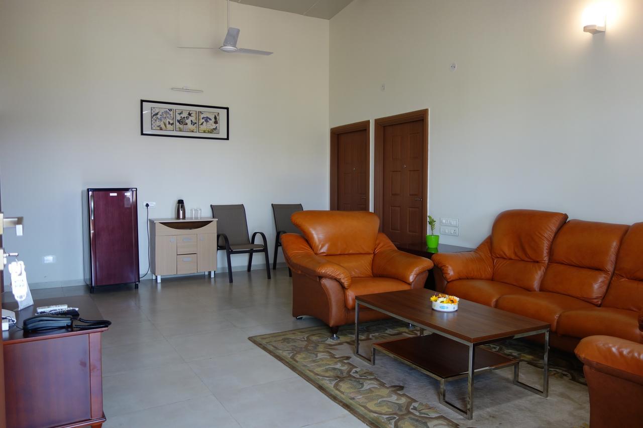 Savana Lake Resort Nashik Buitenkant foto