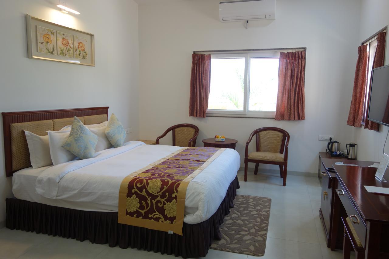 Savana Lake Resort Nashik Buitenkant foto